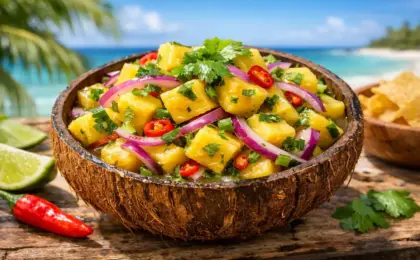 Tigela com ceviche de banana-da-terra, cebola roxa e coentro, uma opção de entrada refrescante e vegana.