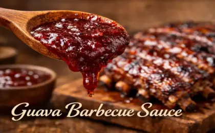 Pote de vidro aberto com molho barbecue de goiabada vermelho escuro e brilhante, com uma colher de pau servindo o molho sobre uma costelinha suína assada ao fundo.