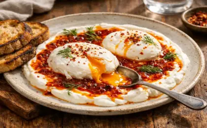 Ovos turcos com ovos poché, iogurte, manteiga picante, endro e pão tostado.
