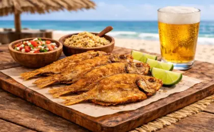 Porção de peixe Peroá frito e dourado servido com limão e vinagrete, feito na Airfryer sem óleo.