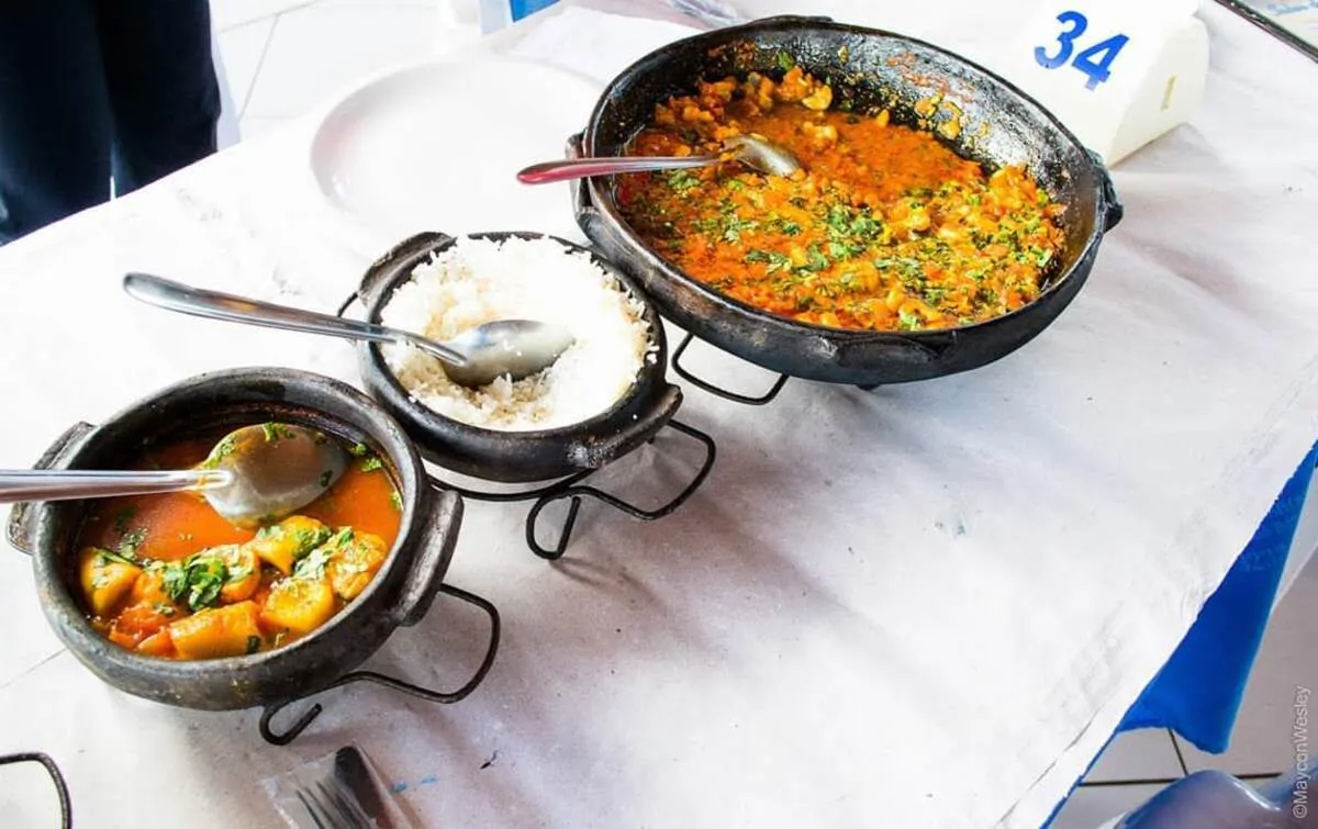 Moqueca capixaba tradicional com peixe, tomate, cebola e coentro servida em panela de barro